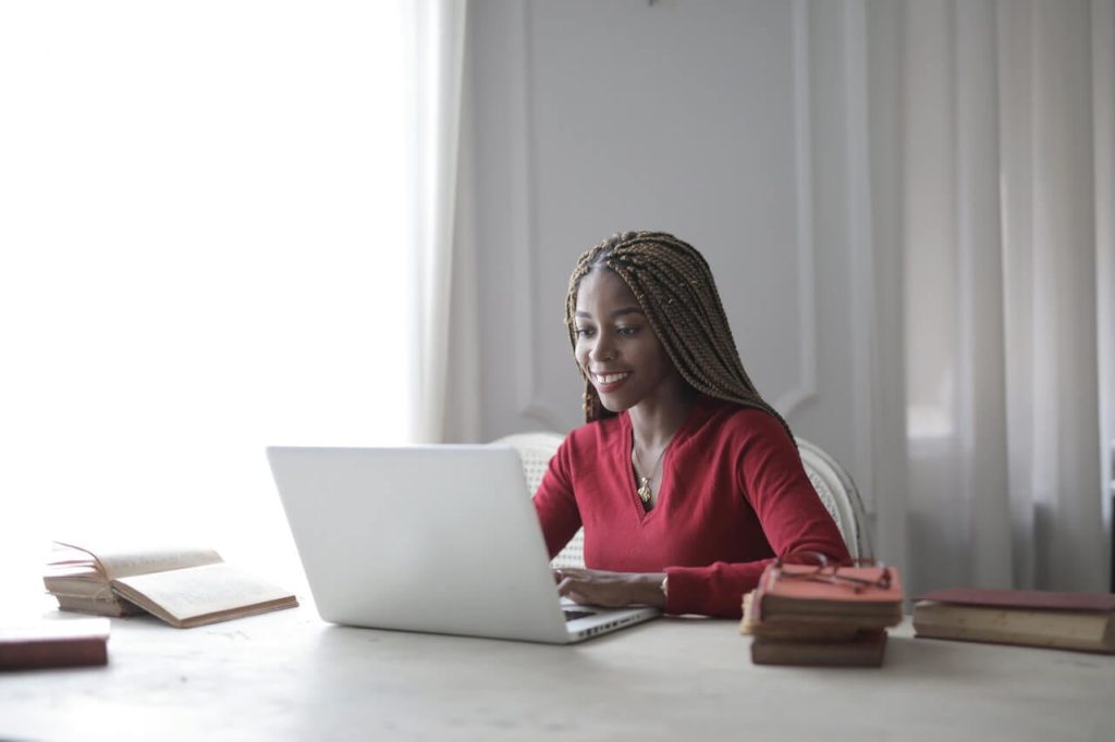 picture of black woman on laptop