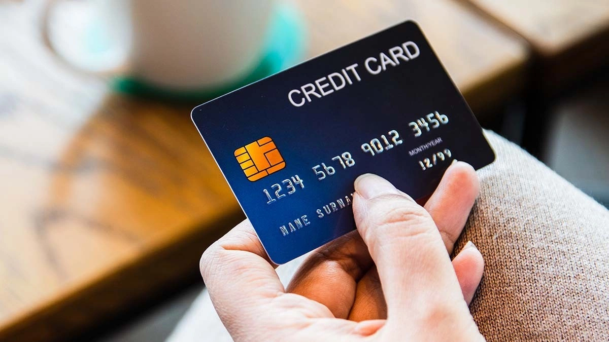 picture of hand hold a credit card